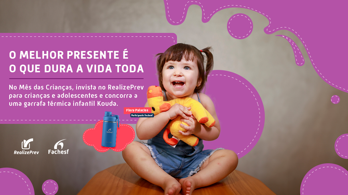 fotografia colorida com menina de 2 anos segurando uma pelúcia de girafa, sorrindo, seu nome é Flora Palacios, Participante Fachesf. a imagem traz o texto 